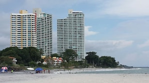 En la playa, camastros y toallas de playa