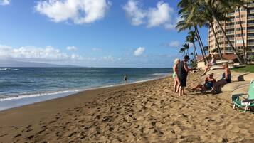 Platja a a prop i tovalloles de platja