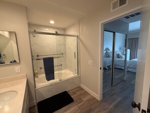 Tina con regadera, amenidades de baño ecológicas, secadora de cabello 
