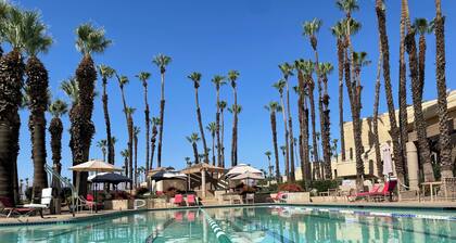 PALM VALLEY COUNTRY CLUB: Best Loc, Pickelball/Tennis, Gym, 2 Bdr+Den Pools/Spa