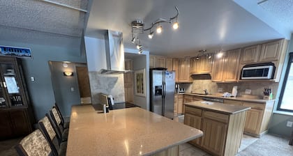 Center Village-upeat näkymät + Rec Center + Wifi + vuodepaikkoja 12 - 3 makuuhuonetta + Smart TV