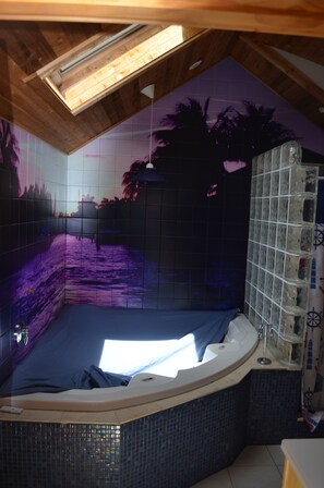 Spa - Upscale Cottage On The Atlantic Ocean, Feet in Sand (Newbury)
