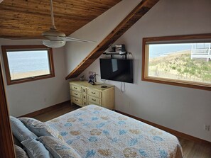 2 bedrooms, desk, iron/ironing board, free WiFi - Upscale Cottage On The Atlantic Ocean, Feet in Sand (Newbury)