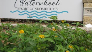 Señal para los Condominios Waterwheel Resort con un diseño de ola.