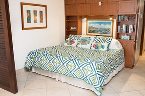 1 sovrum, bäddmadrasser, värdeförvaringsskåp på rummet och skrivbord