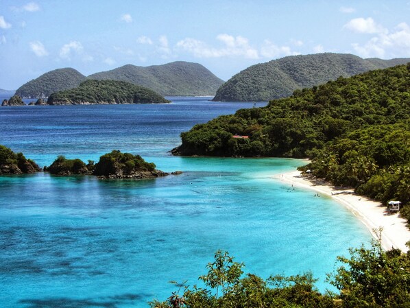 En la playa, camastros y toallas de playa 