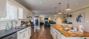 Large beautiful Farmhouse in the heart of PEC - 20 minutes to Sandbanks