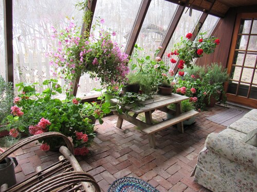 Country Retreat Nestled in Wooded Valley


