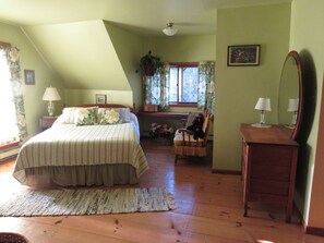 4 bedrooms, iron/ironing board, free WiFi, bed sheets - Country Retreat Nestled in Wooded Valley


 (Spring Grove)