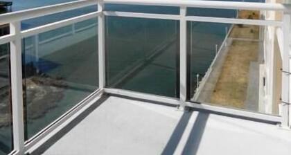 ¡Todo lo que puedas imaginar!Piscinas adentro y al aire libre, vistas y un enorme balcón privado.