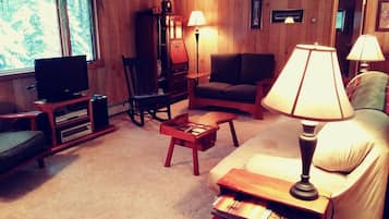 Smart-tv, eldstad, dvd-spelare och böcker