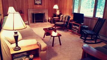 Smart-tv, eldstad, dvd-spelare och böcker