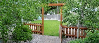 Immaculate, homey and perfectly located for your stay in downtown Ennis.