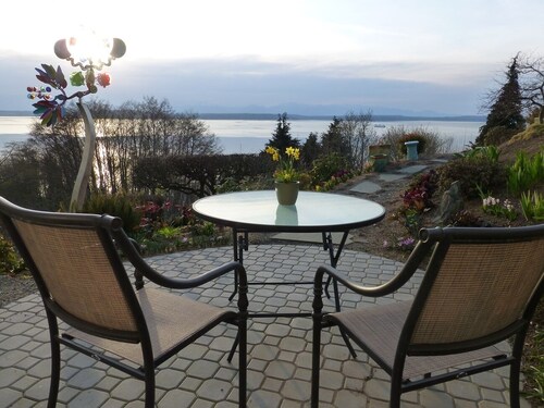 Kaunis asunto upealla valtameren ja vuoristomaisemat