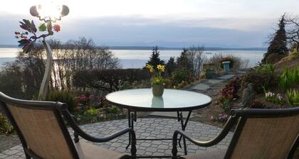 Kaunis asunto upealla valtameren ja vuoristomaisemat