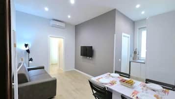 Apartamento de lujo, cocina básica | Sala de estar | Televisión de pantalla plana de 52 pulgadas con canales premium