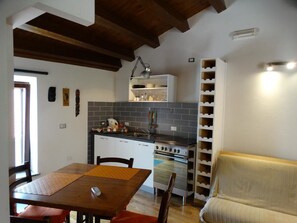 Estudio Deluxe, 1 cama matrimonial | Cocineta privada | Refrigerador, microondas, parrilla de estufa y cafetera y tetera