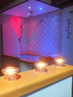 Estudio clásico, 1 cama matrimonial | Baño | Tina profunda, regadera tipo lluvia, amenidades de baño gratuitas