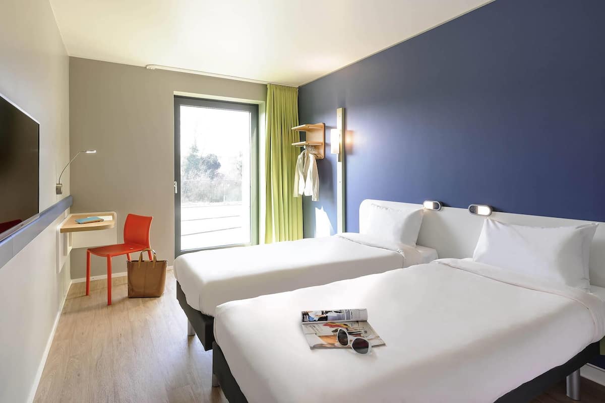 Twin Room, 2 Single Beds | In-room safe, soundproofing