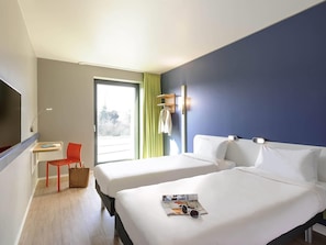 Twin Room, 2 Single Beds | In-room safe, soundproofing