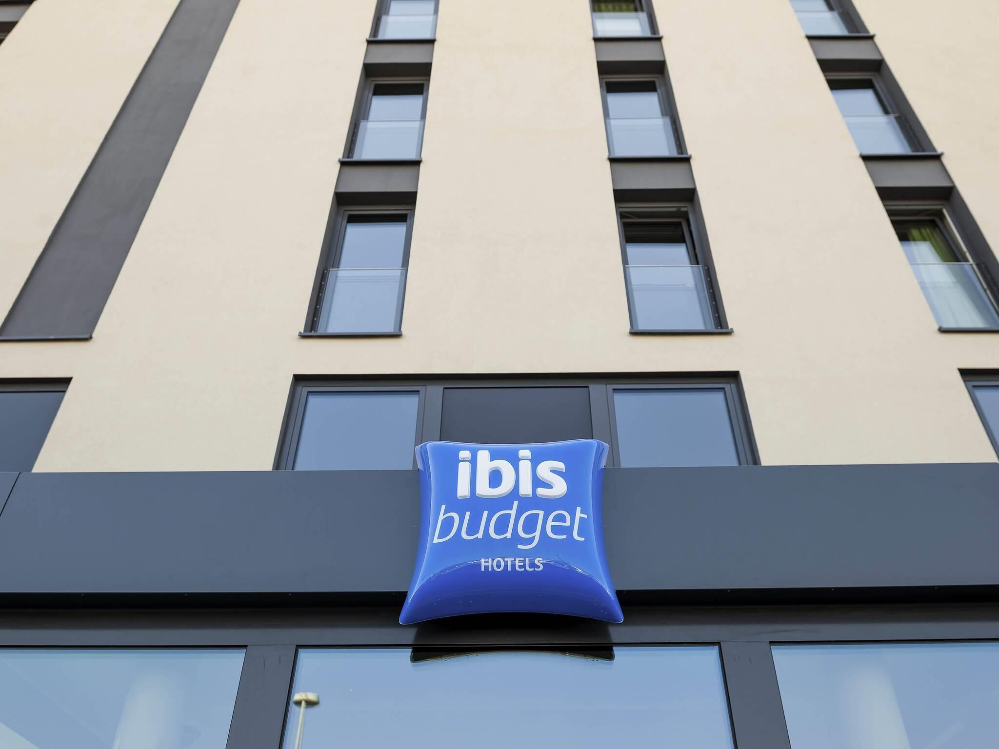 A building with a sign for 'ibis budget hotels' indicating a budget hotel chain.