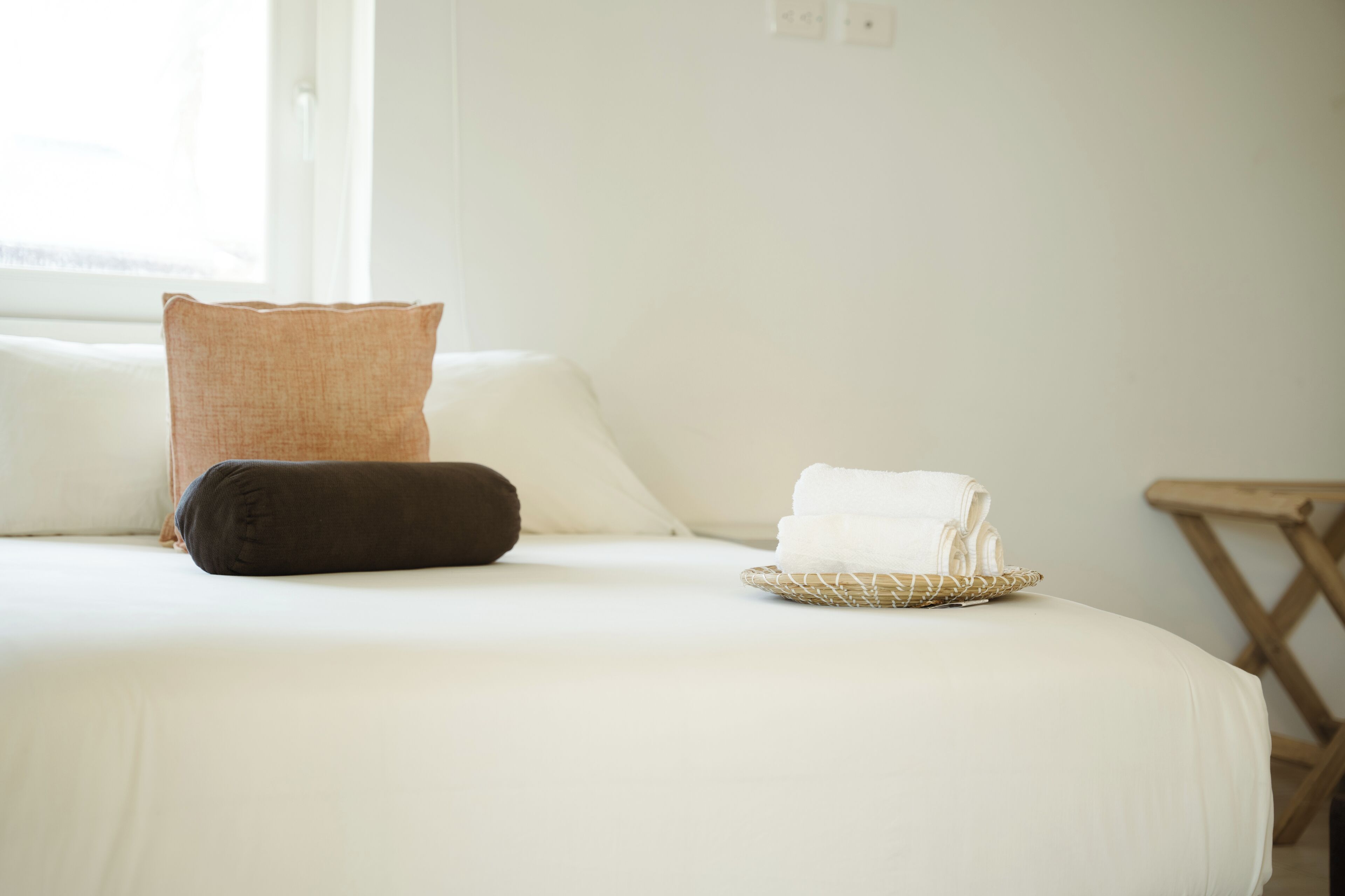 standard room | in-room safe, bed sheets