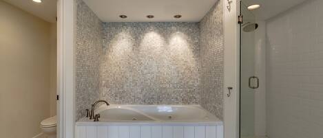 Ensemble douche/baignoire, sĂšche-cheveux, serviettes fournies