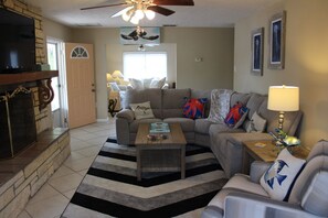 Smart TV, chimenea, reproductor de DVD y libros 