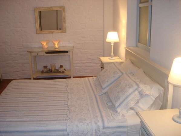 2 bedrooms, iron/ironing board, internet, bed sheets