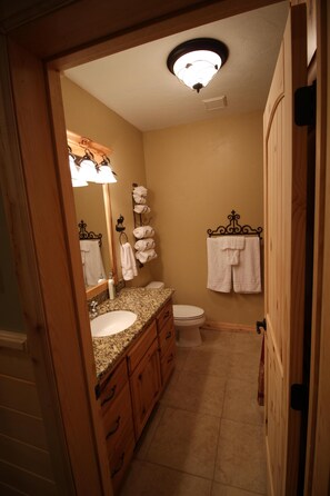 Combined shower/bathtub, jetted bath, hair dryer, towels - Gorgeous Cabin Close to Lake Near Yellowstone!★★★★★ (Island Park)