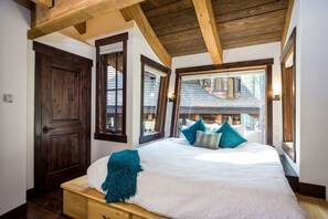 2 bedrooms, hypo-allergenic bedding, memory-foam beds - Available NEW YEAR'S WEEK- SLOPESIDE with PRIVATE Treetop Hot Tub-2 Bdm/2 Bath Luxury Ski-in/Ski-out (Whitefish)