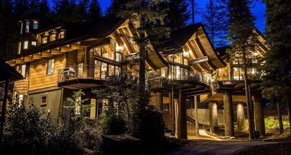 Available NEW YEAR'S WEEK- SLOPESIDE with PRIVATE Treetop Hot Tub-2 Bdm/2 Bath Luxury Ski-in/Ski-out