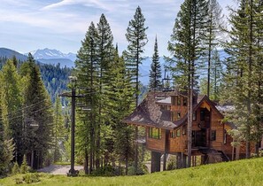 Exterior - Available NEW YEAR'S WEEK- SLOPESIDE with PRIVATE Treetop Hot Tub-2 Bdm/2 Bath Luxury Ski-in/Ski-out (Whitefish)