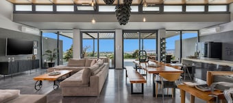 9 beds, 7 wc, sauna, jacuzzi, pool, cinema, bar, bbq, firepit, helipad, parking