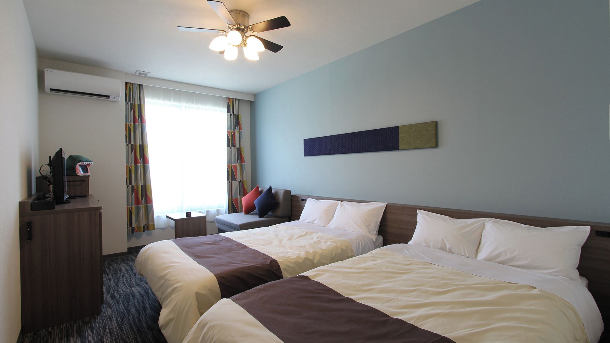 In-room safe, WiFi (free), bed sheets