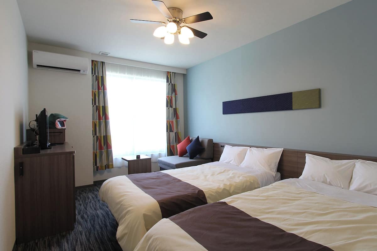 In-room safe, WiFi (free), bed sheets