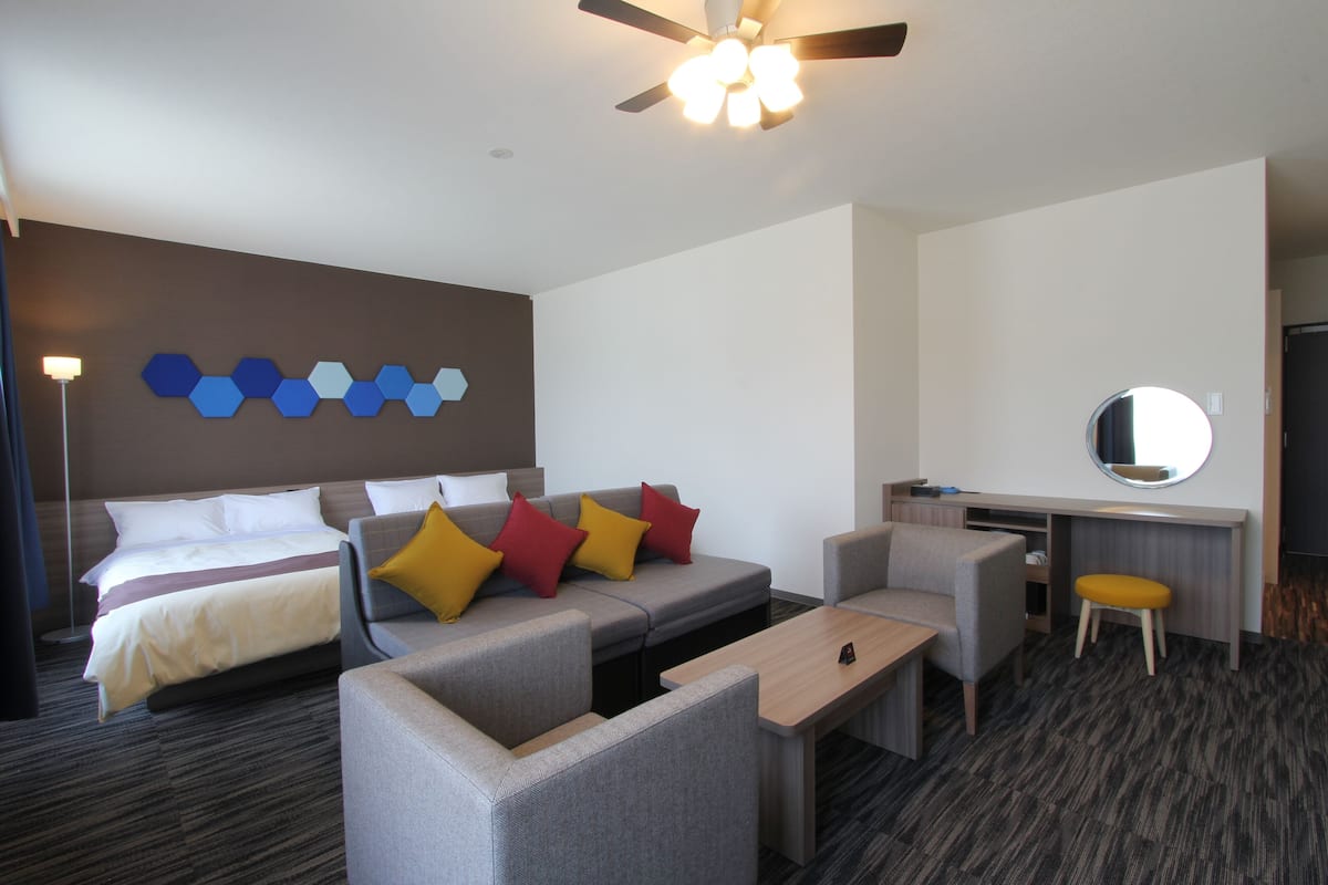 In-room safe, free WiFi, bed sheets