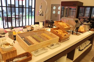 Daily buffet breakfast (JPY 1650 per person)