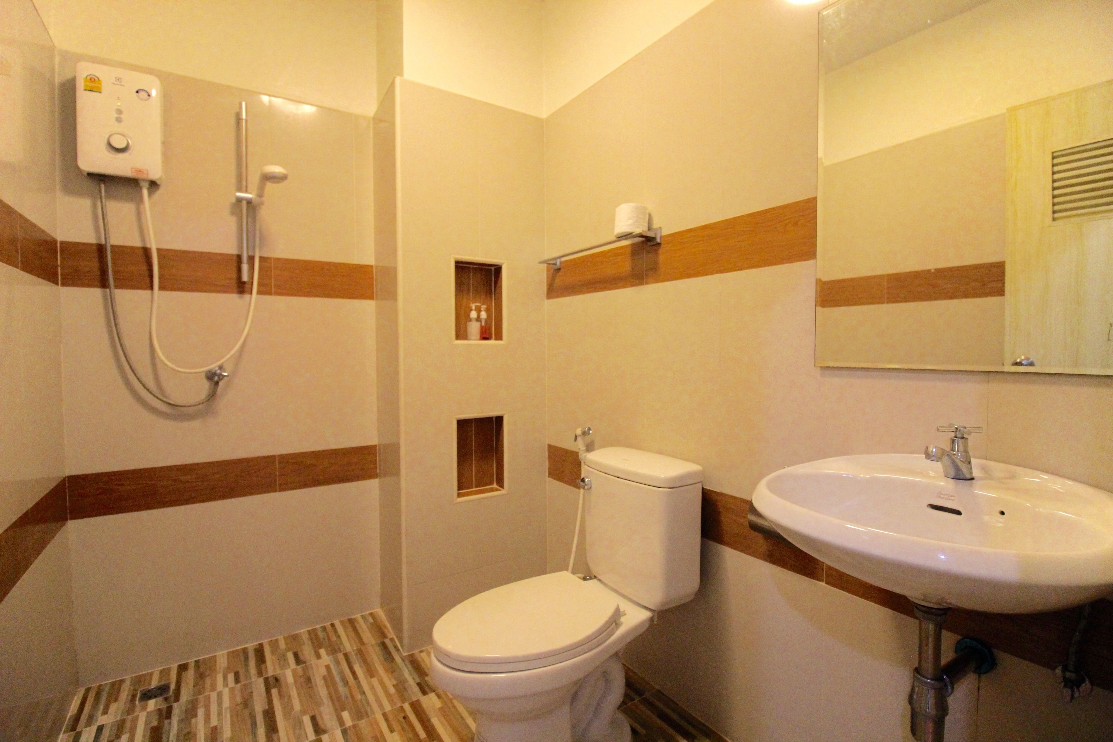 deluxe twin room, 2 single beds | bathroom | shower, free toiletries, bidet, towels
