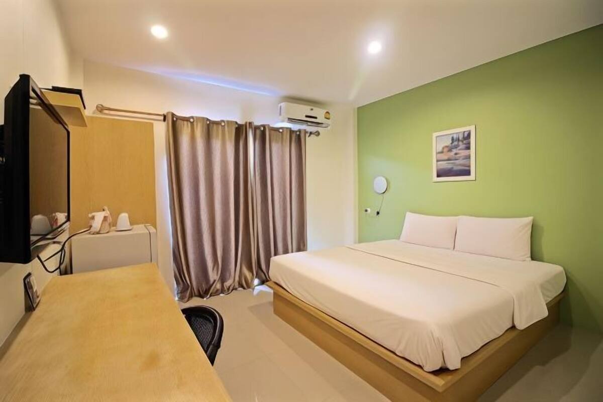 Desk, blackout curtains, free WiFi, bed sheets