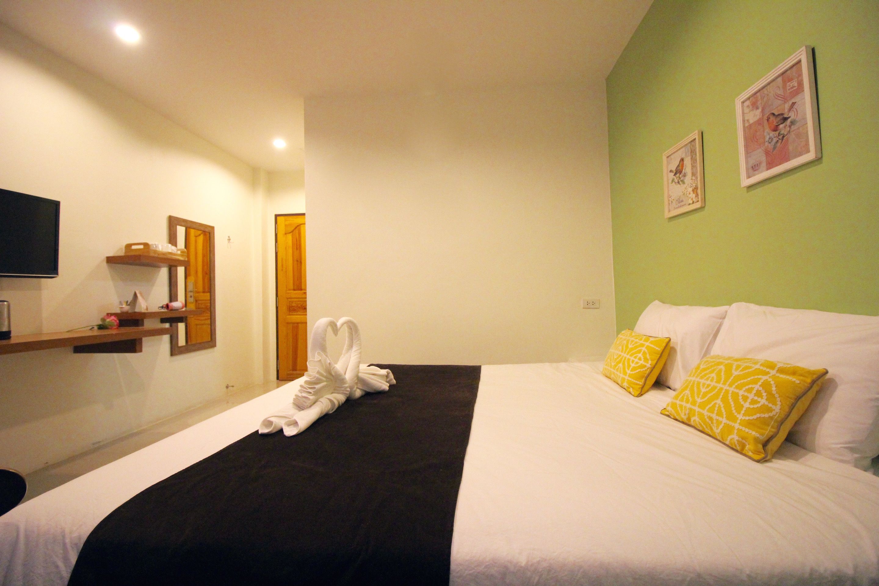 deluxe room | desk, blackout curtains, free wifi, bed sheets