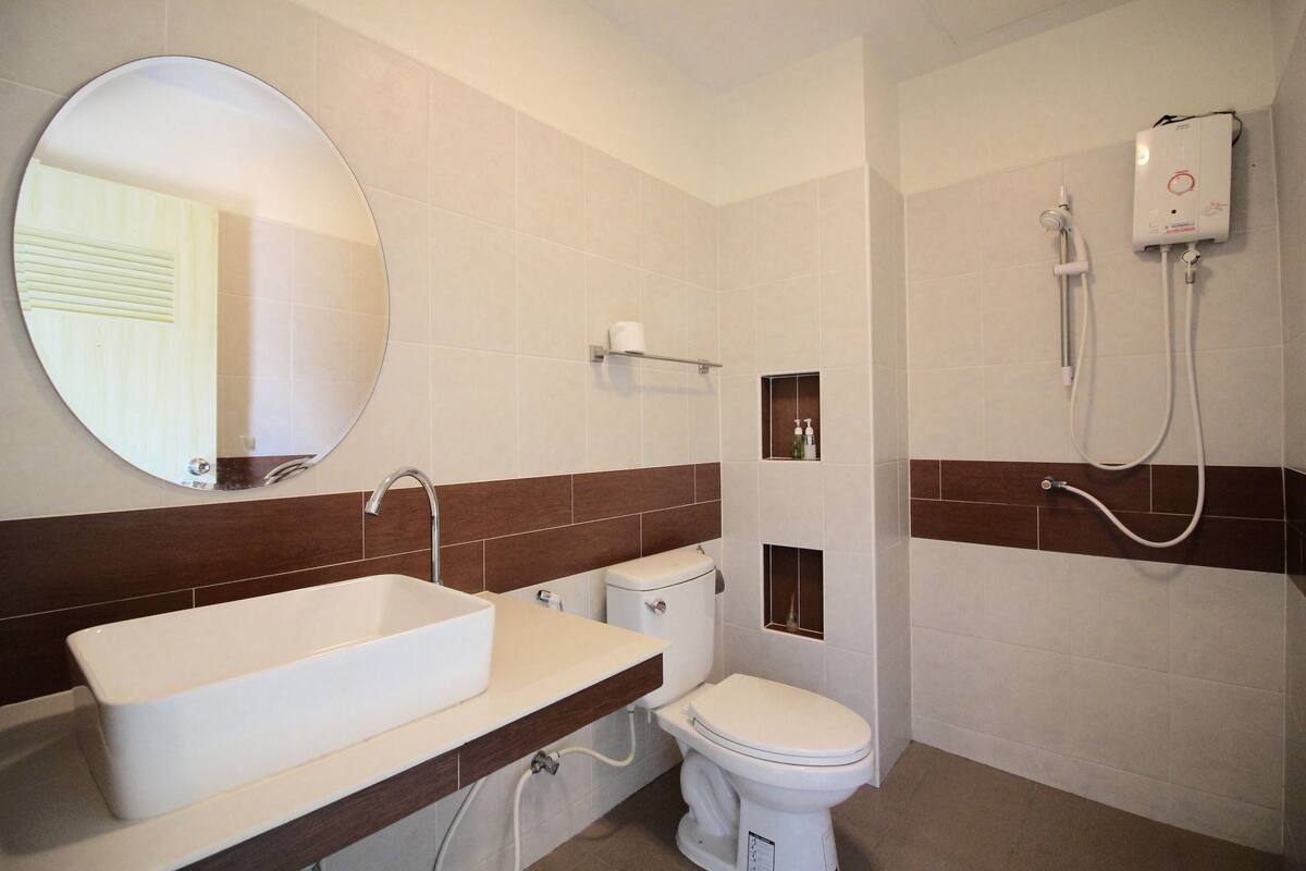 deluxe triple room, multiple beds | bathroom | shower, free toiletries, bidet, towels
