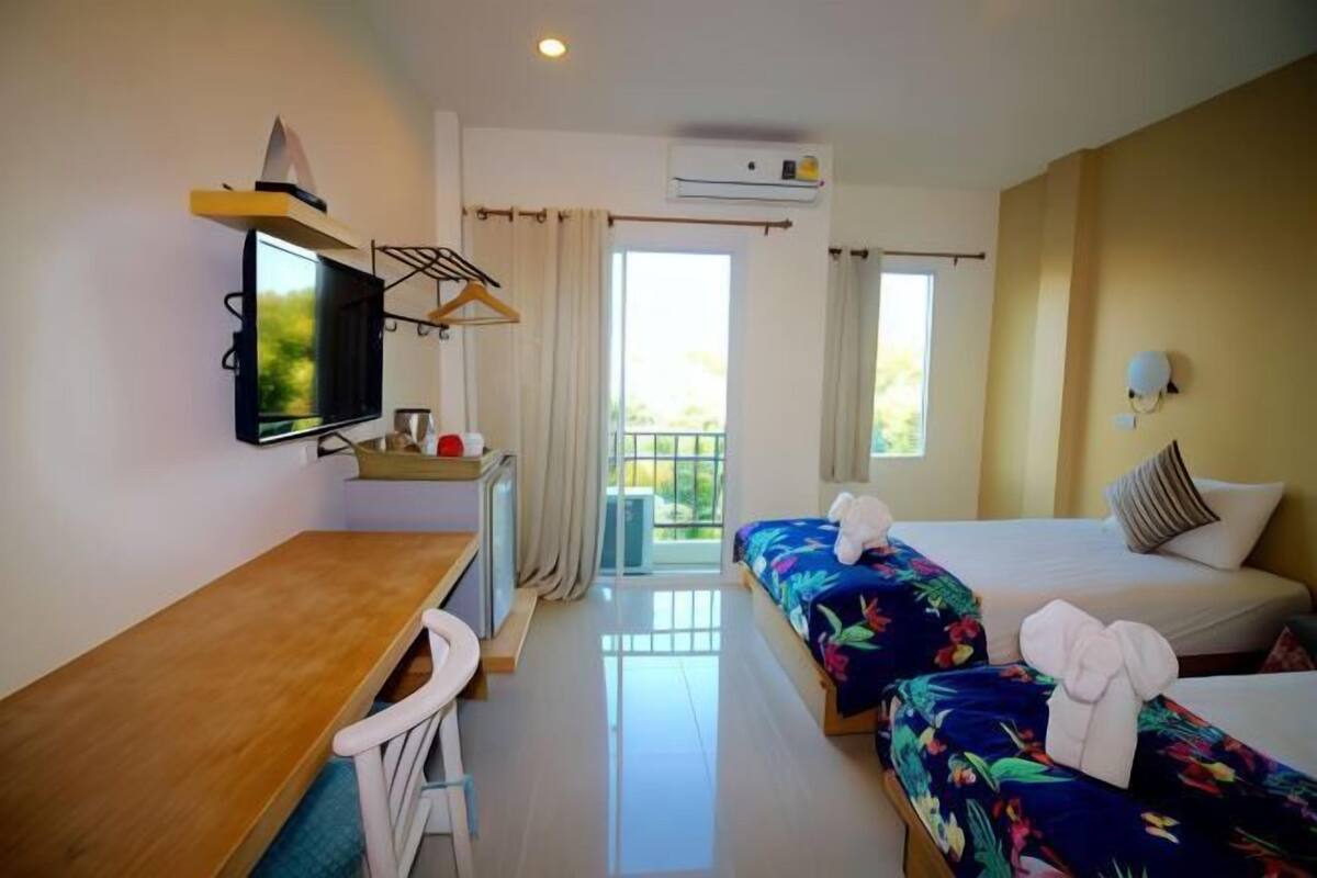 Escrivaninha, cortinas blackout, Wi-Fi de cortesia, roupa de cama