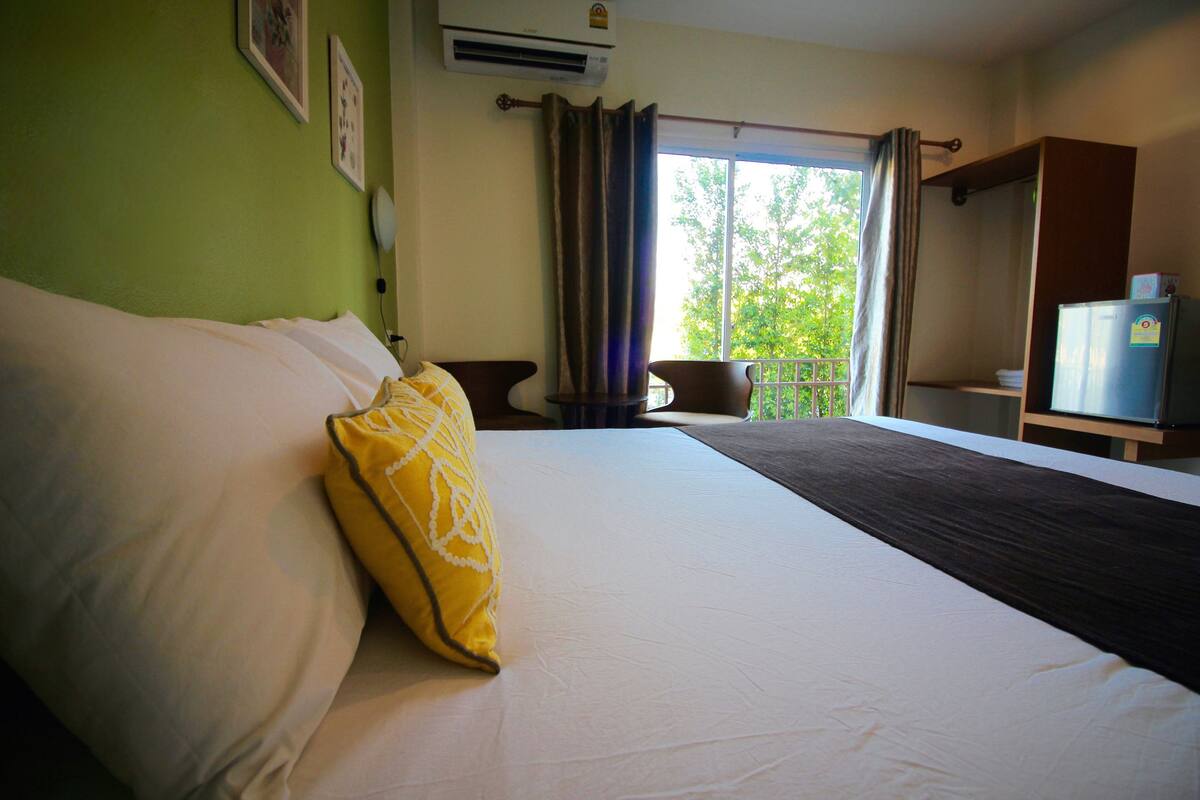 deluxe room | desk, blackout curtains, free wifi, bed sheets