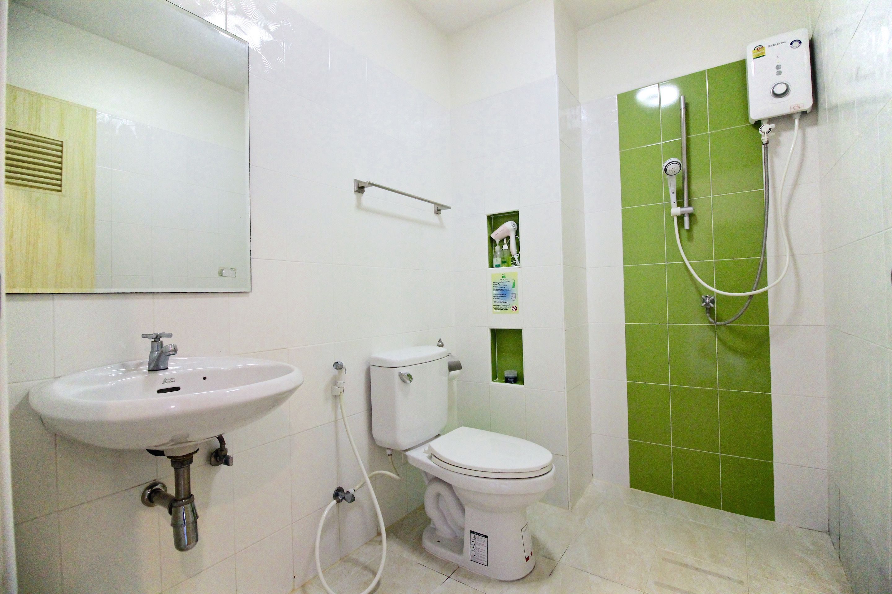 deluxe room | bathroom | shower, free toiletries, bidet, towels