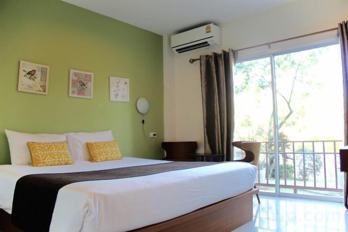 Escritorio, cortinas blackout, wifi gratis y ropa de cama 