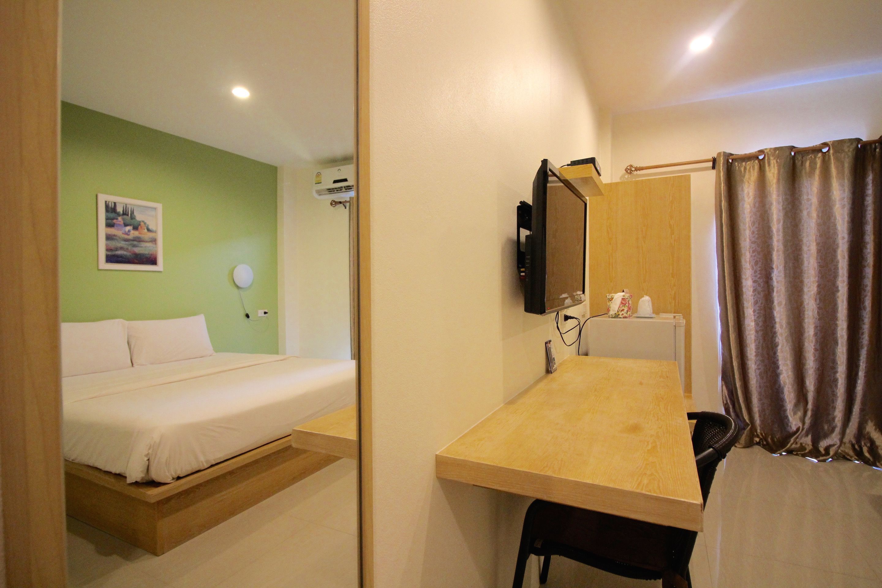 standard room | desk, blackout curtains, free wifi, bed sheets