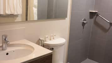GT Suite | Bathroom | Shower, free toiletries, hair dryer, bidet