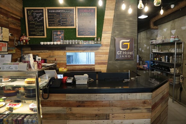 Breakfast, lunch, dinner served; local and international cuisine