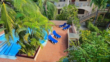 Outdoor pool, open 8 AM to 8:00 PM, pool loungers